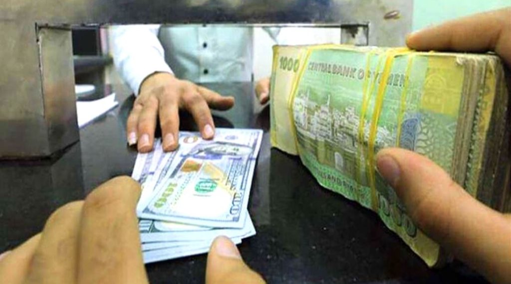 هبوط مفاجئ للعملات الأجنبية في المحافظات المحتلة.. حكومة المرتزقة تخنق أسعار الصرف