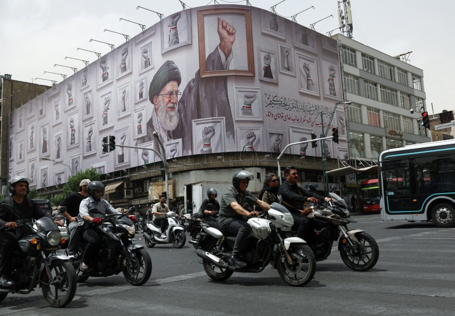 طهران تتمسك بحقوقها.. الإفراج عن الأموال المجمدة شرط أساسي لأي تفاهم مع واشنطن
