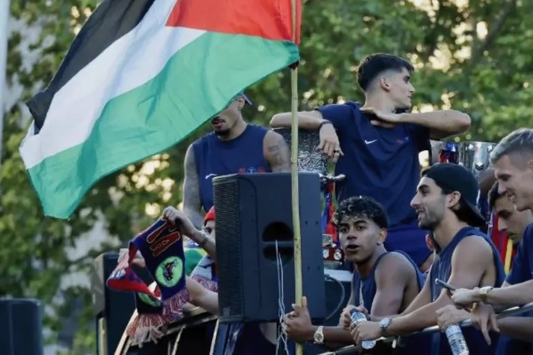 لامين جمال يرفع علم فلسطين في احتفالات برشلونة