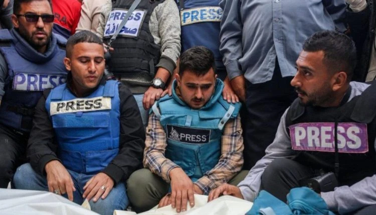 حماية الصحفيين الفلسطينيين: استهداف الإعلاميين في غزة إبادة جماعية تتطلب موقفًا دوليًا حاسمًا